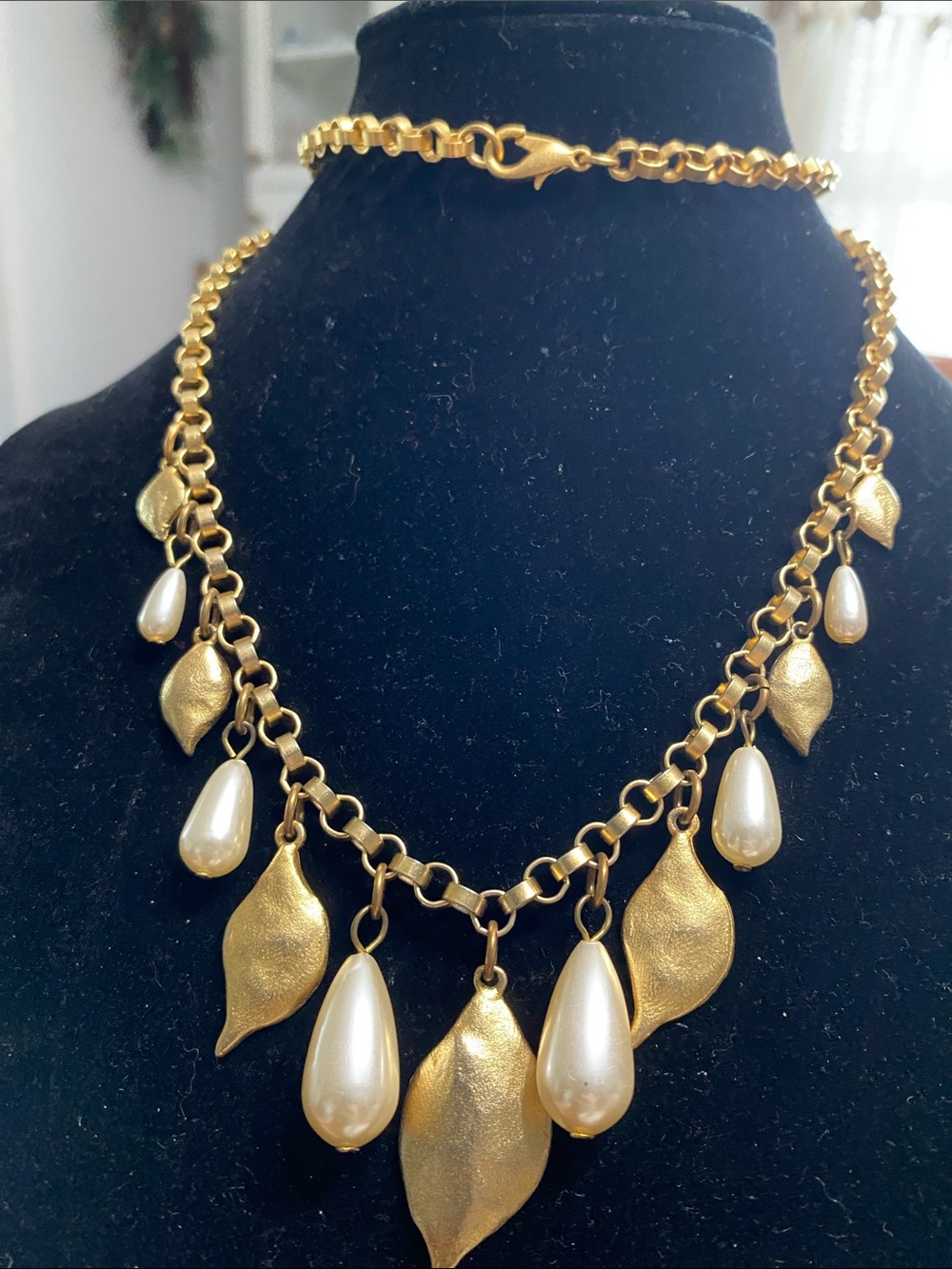 VTG Matte Gold & Pearl Charm Necklace
